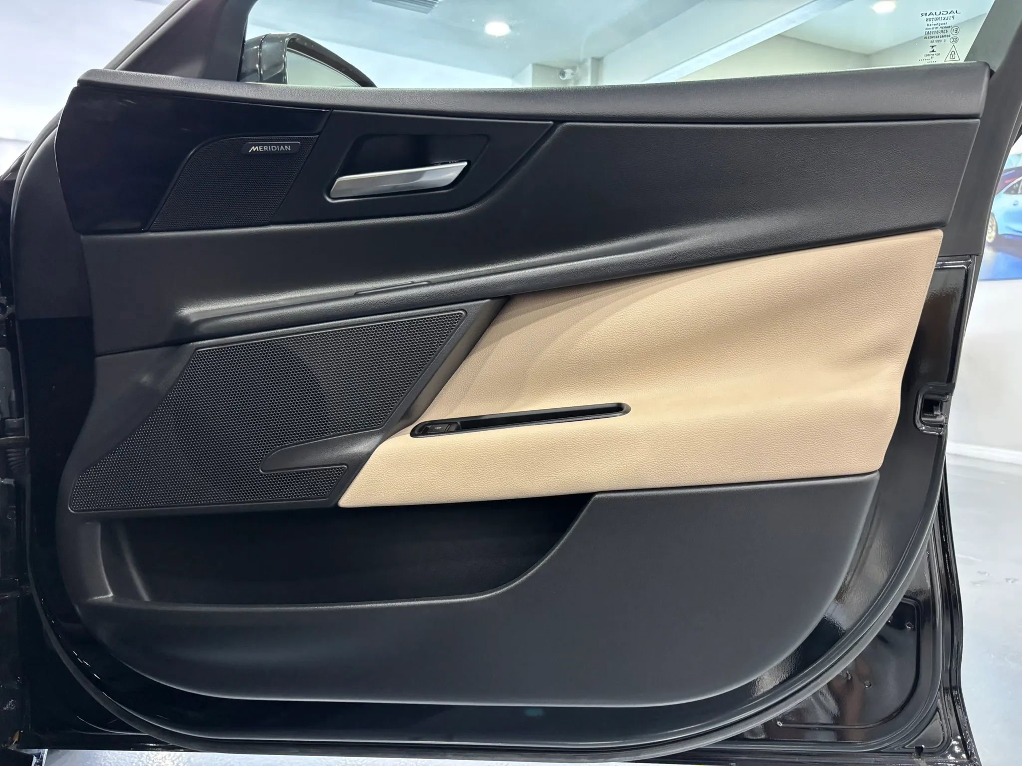 Used 2017 Jaguar XE Premium image 43