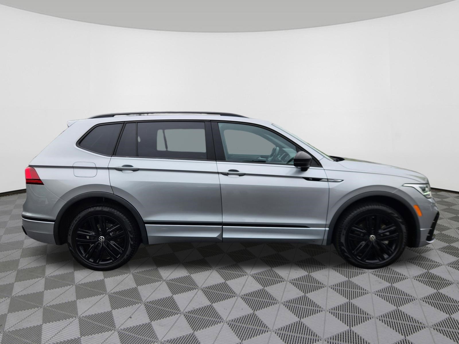Used 2022 Volkswagen Tiguan SE R-Line AWD/4WD image 6