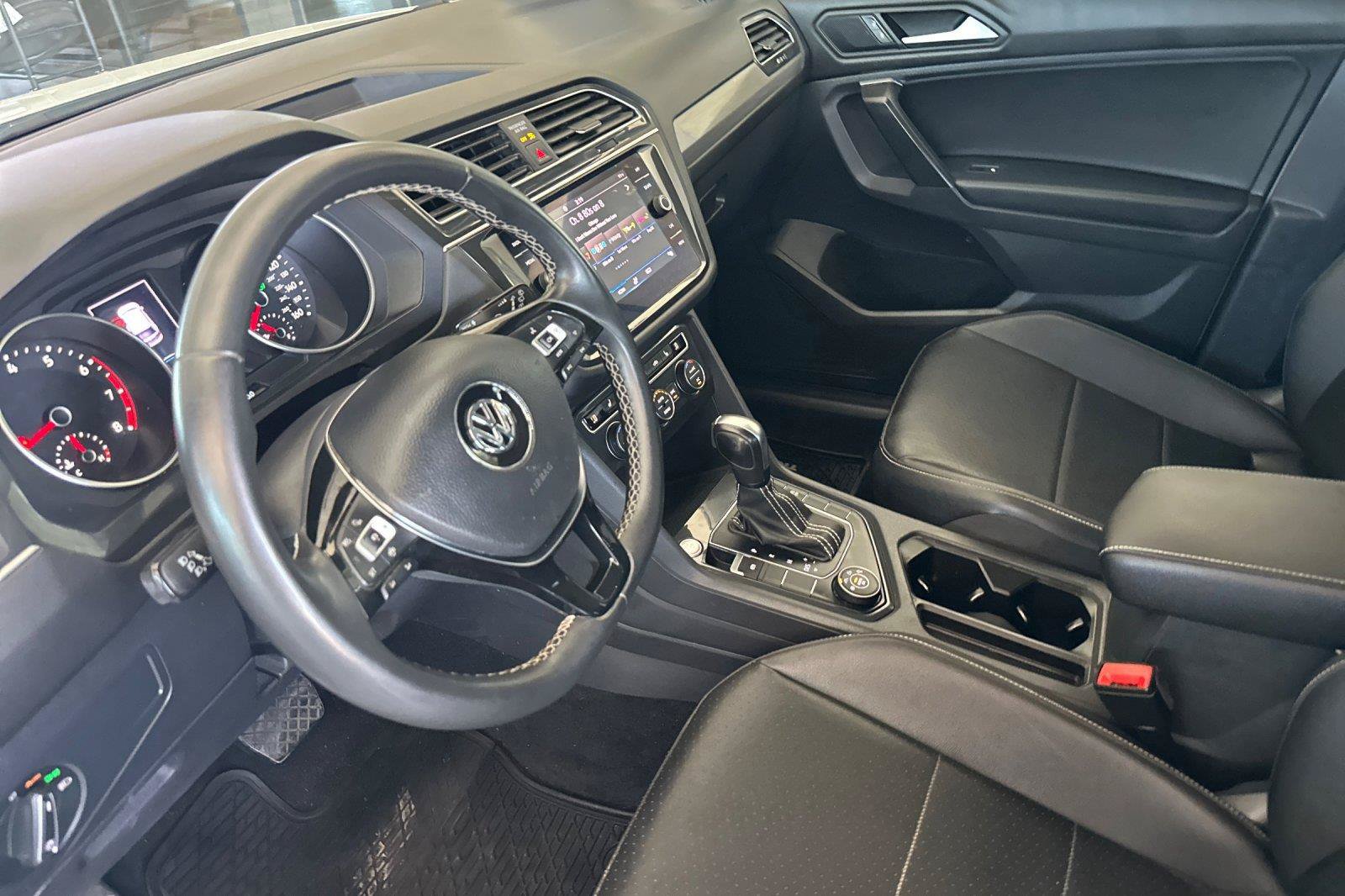 Used 2021 Volkswagen Tiguan SE w/ Panoramic Sunroof Package AWD/4WD image 10