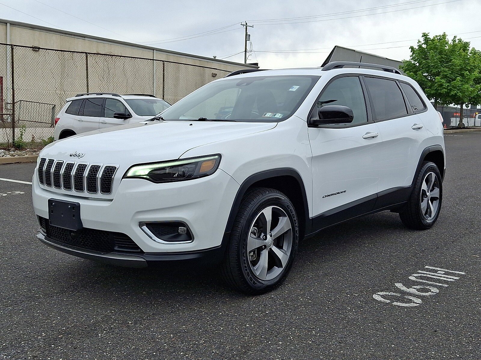 Used 2022 Jeep Cherokee Limited AWD/4WD image 3