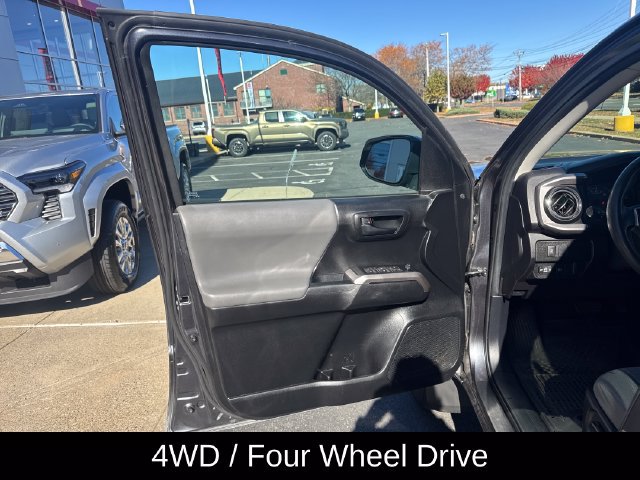 Used 2022 Toyota Tacoma SR5 AWD/4WD image 12