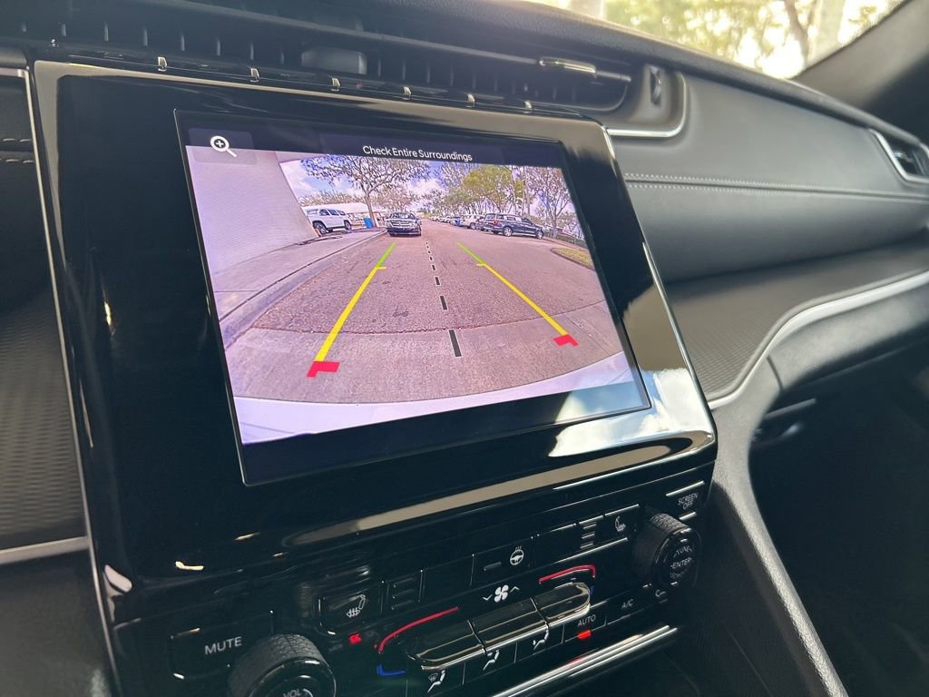 Used 2025 Jeep Grand Cherokee Altitude RWD image 9