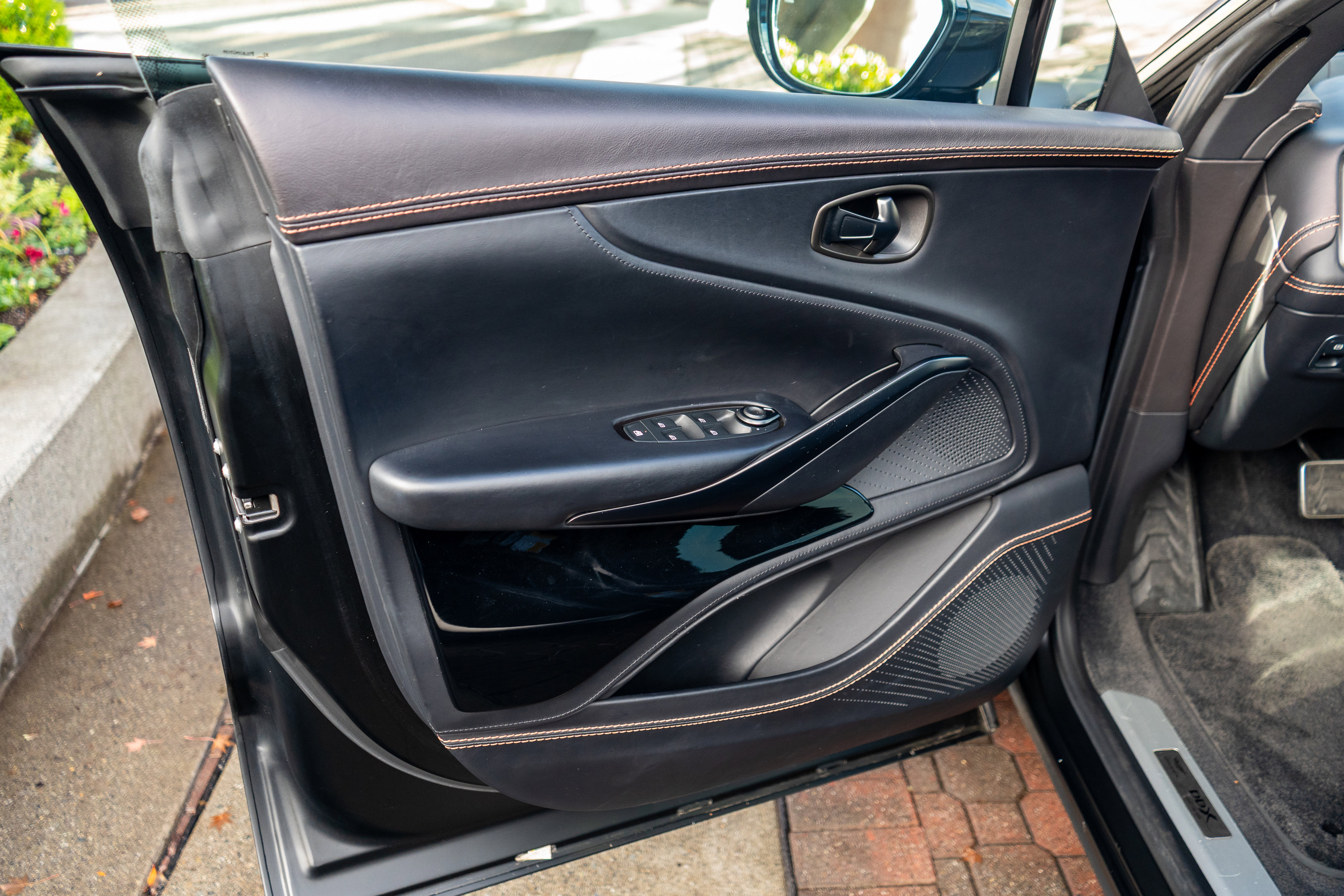 Used 2022 Aston Martin DBX image 16