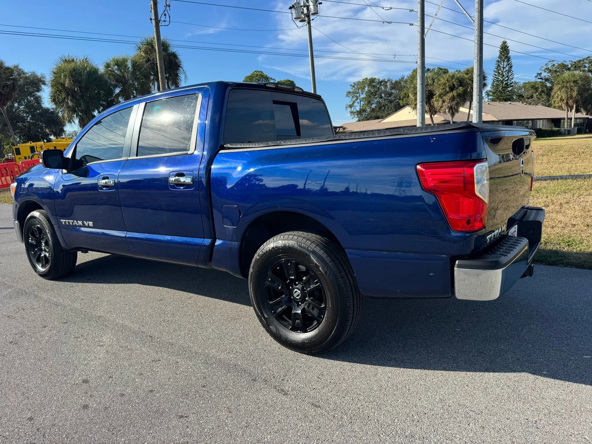 Used 2018 Nissan Titan SV image 5