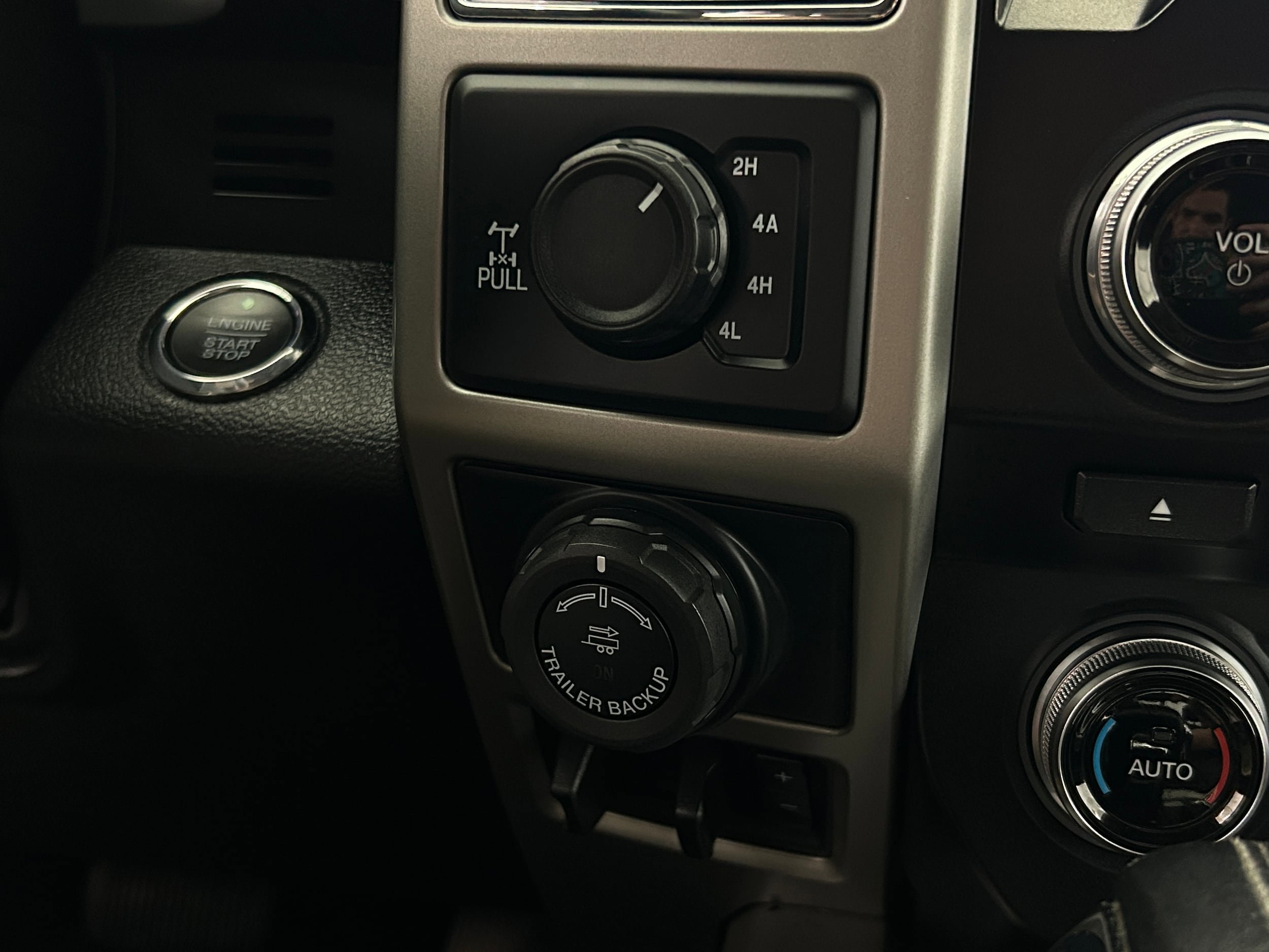 Used 2018 Ford F150 Lariat w/ Equipment Group 502A Luxury AWD/4WD image 13