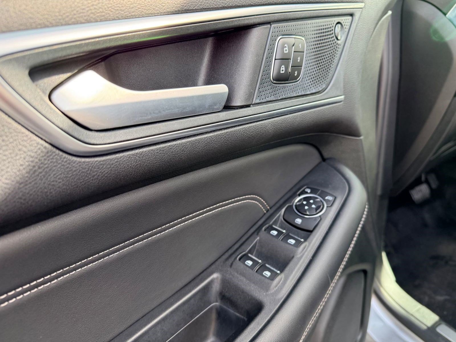 Used 2024 Ford Edge Titanium image 19