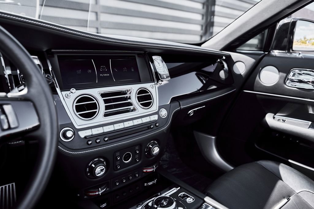 Used 2018 Rolls-Royce Dawn RWD image 57