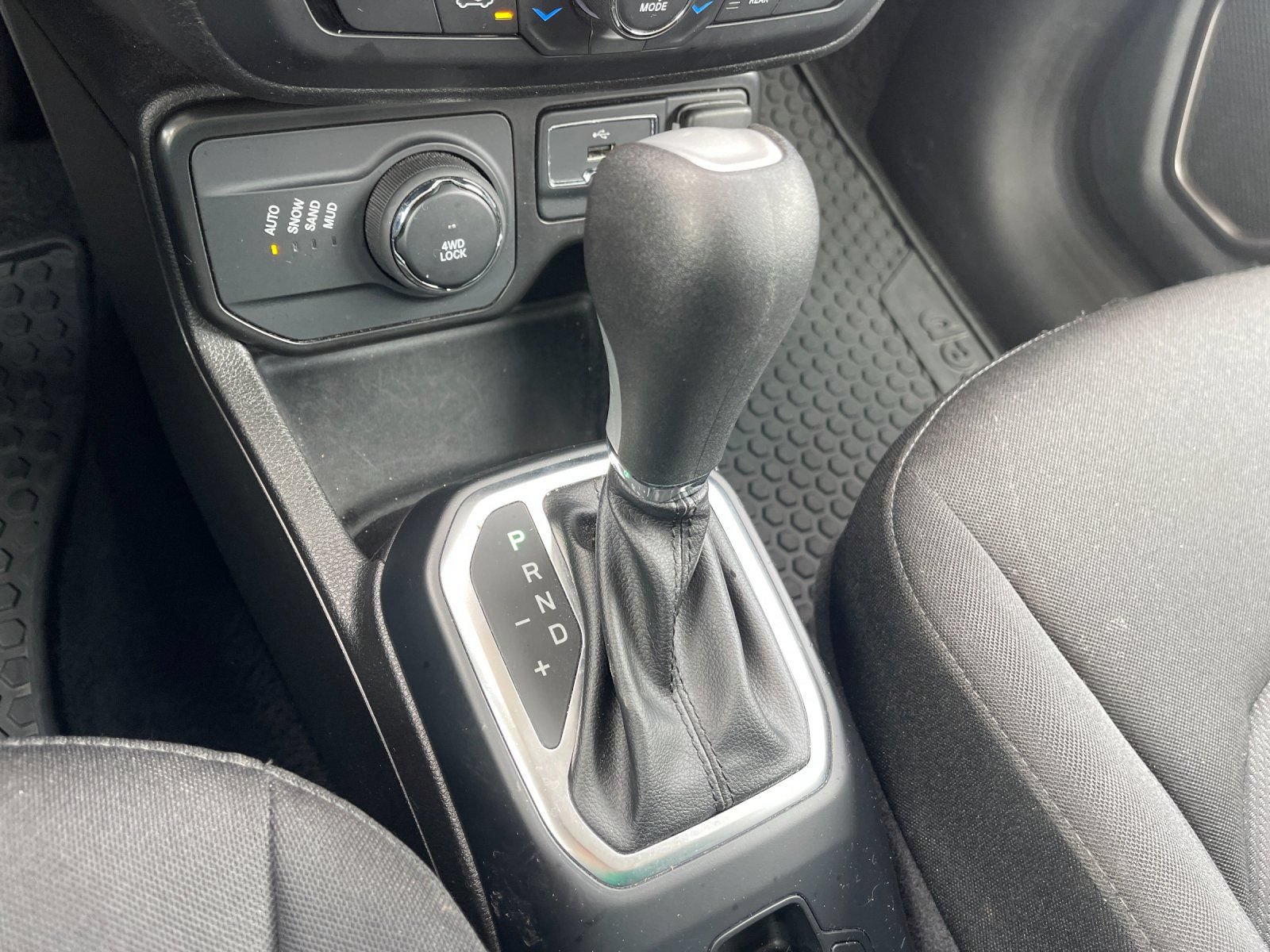 Used 2023 Jeep Renegade Latitude AWD/4WD image 24
