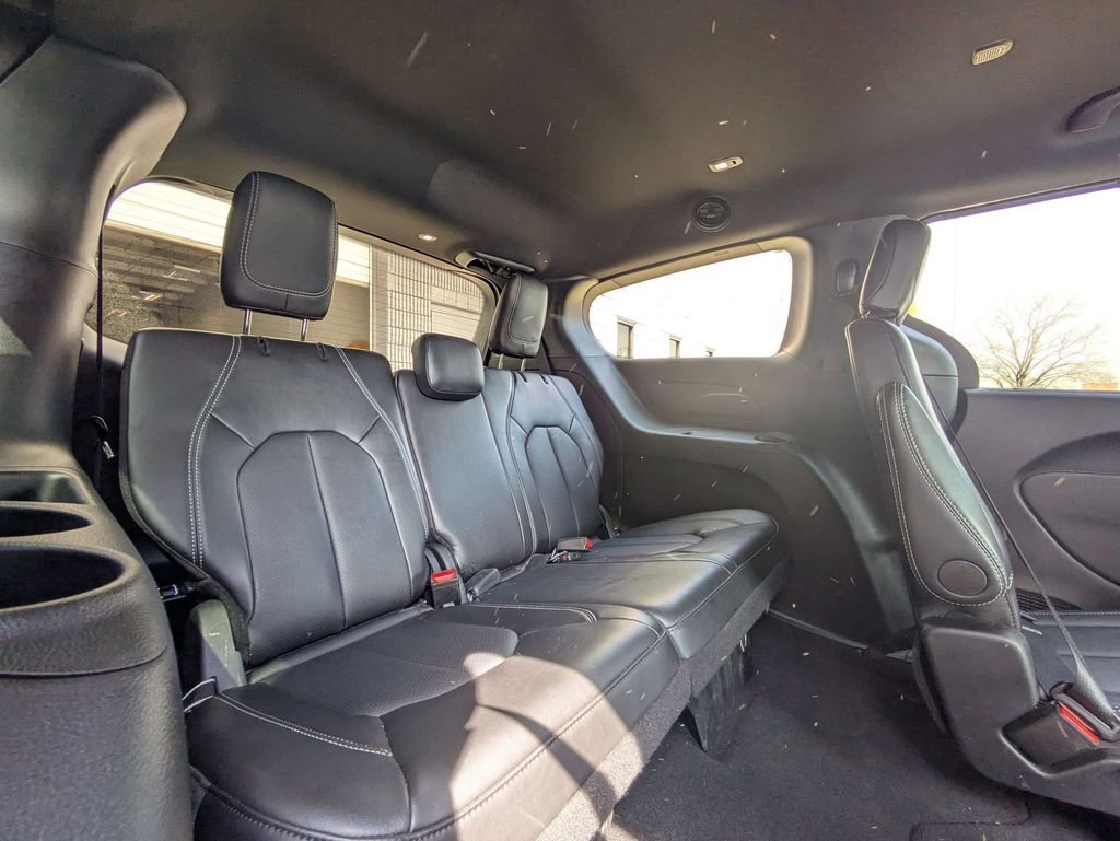 Used 2025 Chrysler Pacifica Select image 28