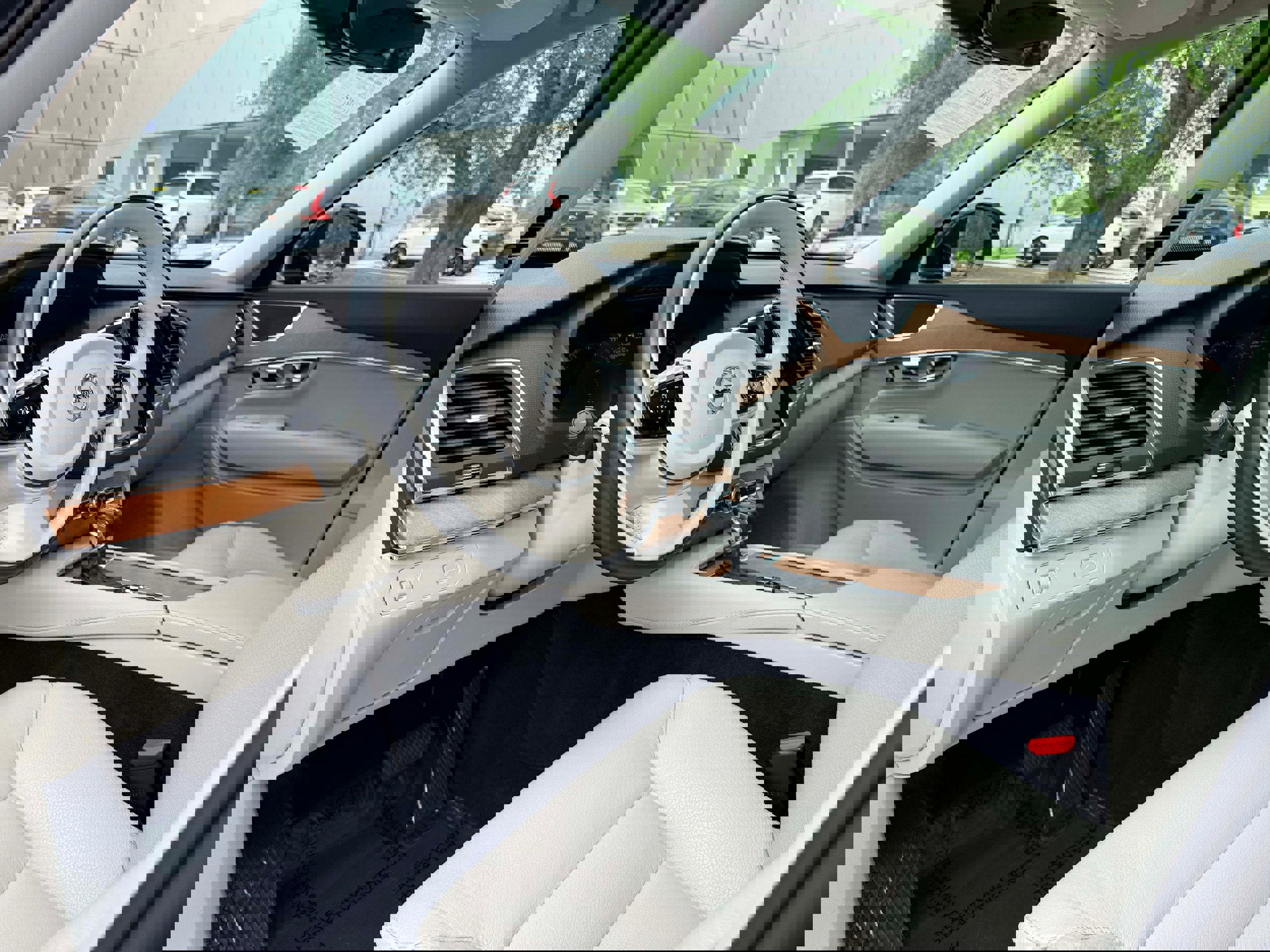 Certified 2022 Volvo XC90 T6 Momentum image 11