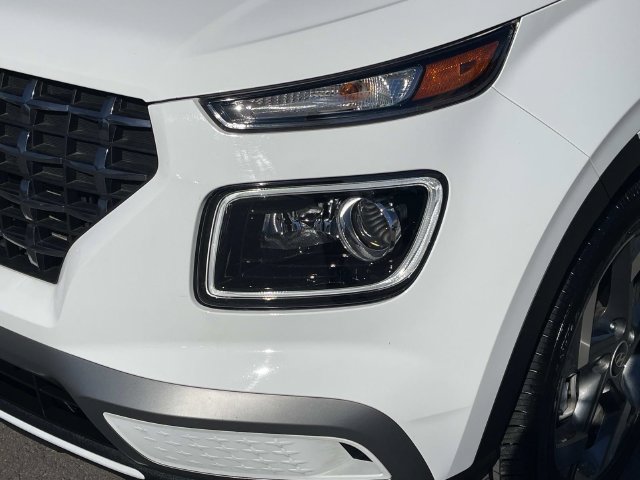 Certified 2025 Hyundai Venue Limited FWD image 9