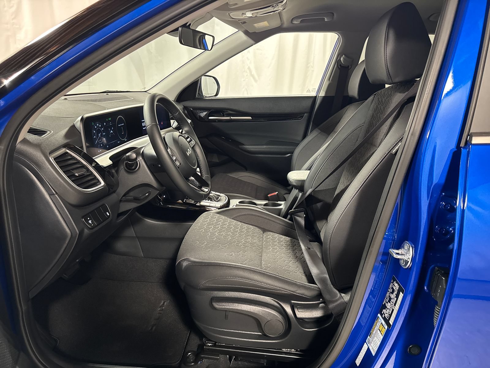 Certified 2025 Kia Seltos X-Line AWD/4WD image 3