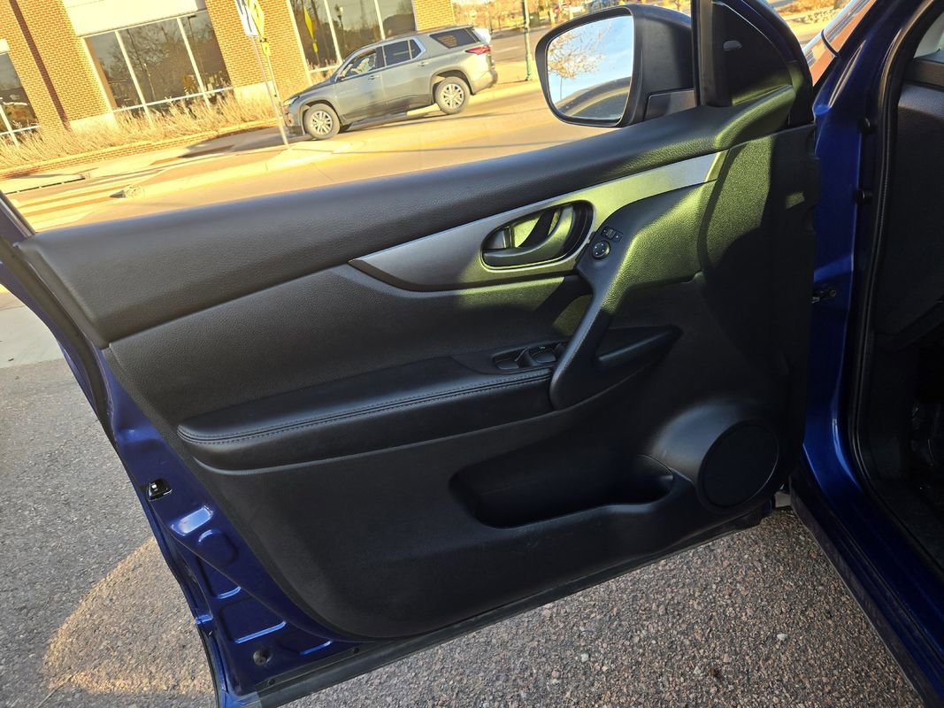 Used 2020 Nissan Rogue Sport S image 14