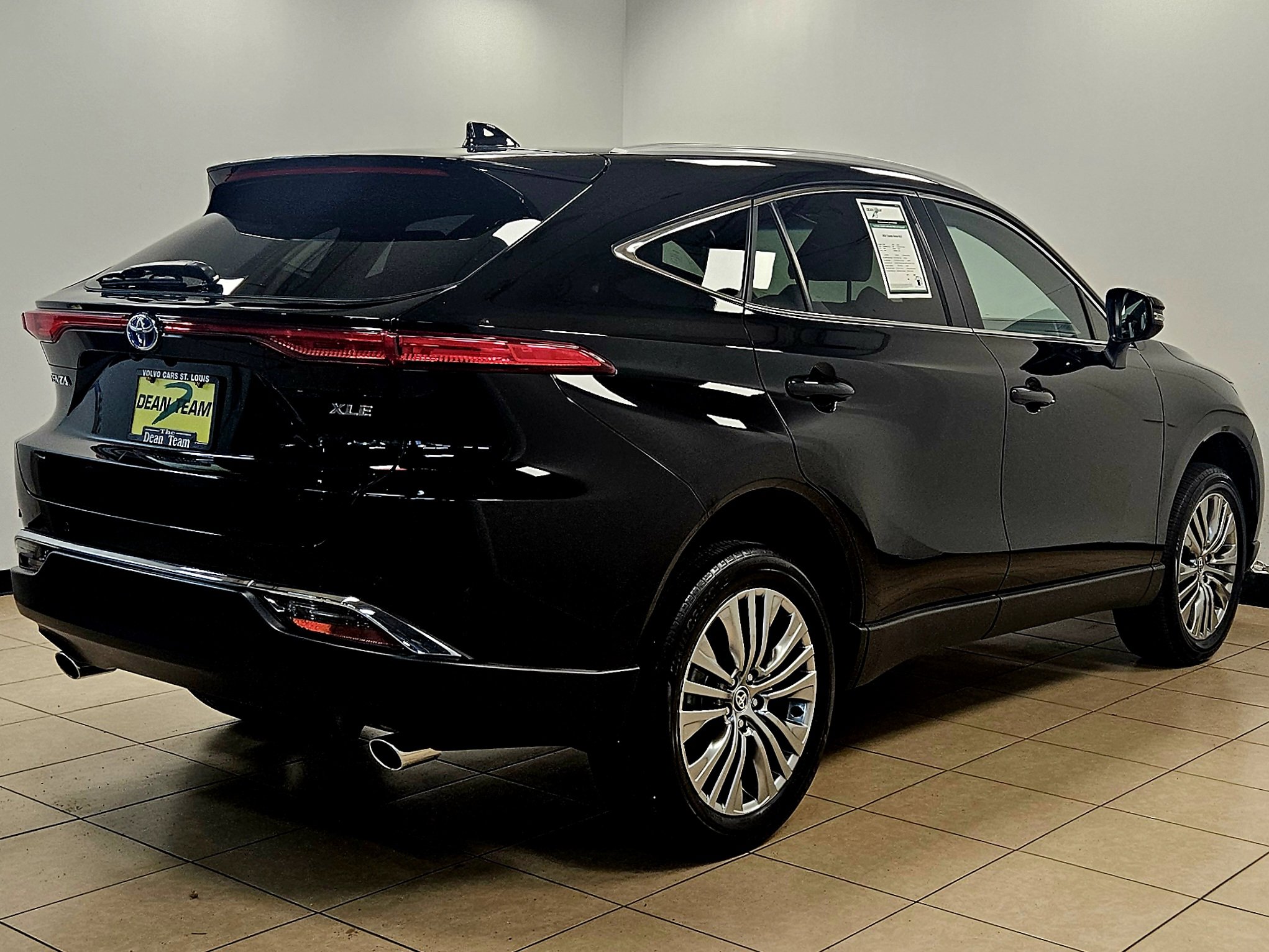 Used 2024 Toyota Venza XLE AWD/4WD image 3
