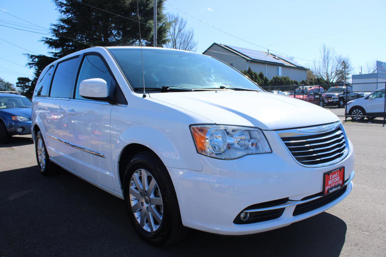 Used 2016 Chrysler Town & Country Touring FWD image 7