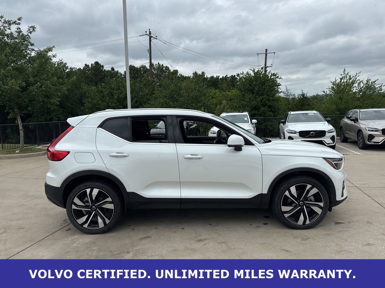 Certified 2025 Volvo XC40 B5 Plus AWD/4WD image 4