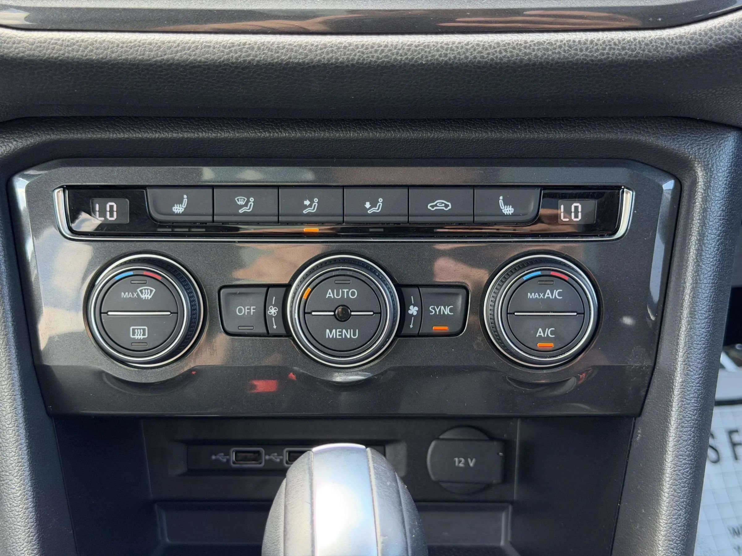 Used 2018 Volkswagen Tiguan SE AWD/4WD image 34