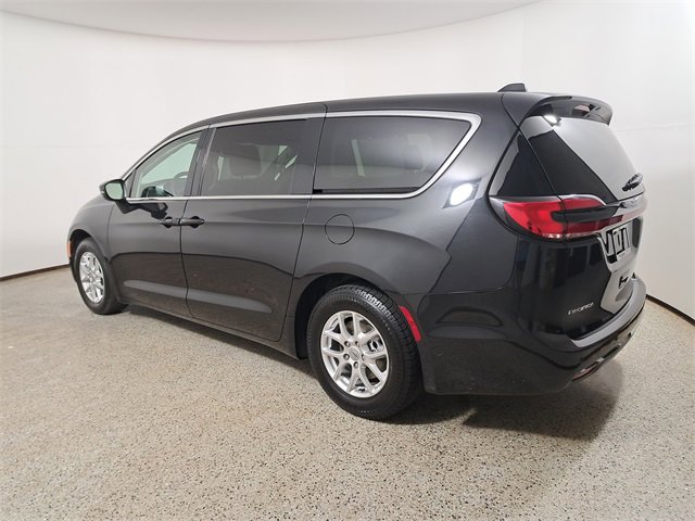 Used 2023 Chrysler Pacifica Touring-L image 7