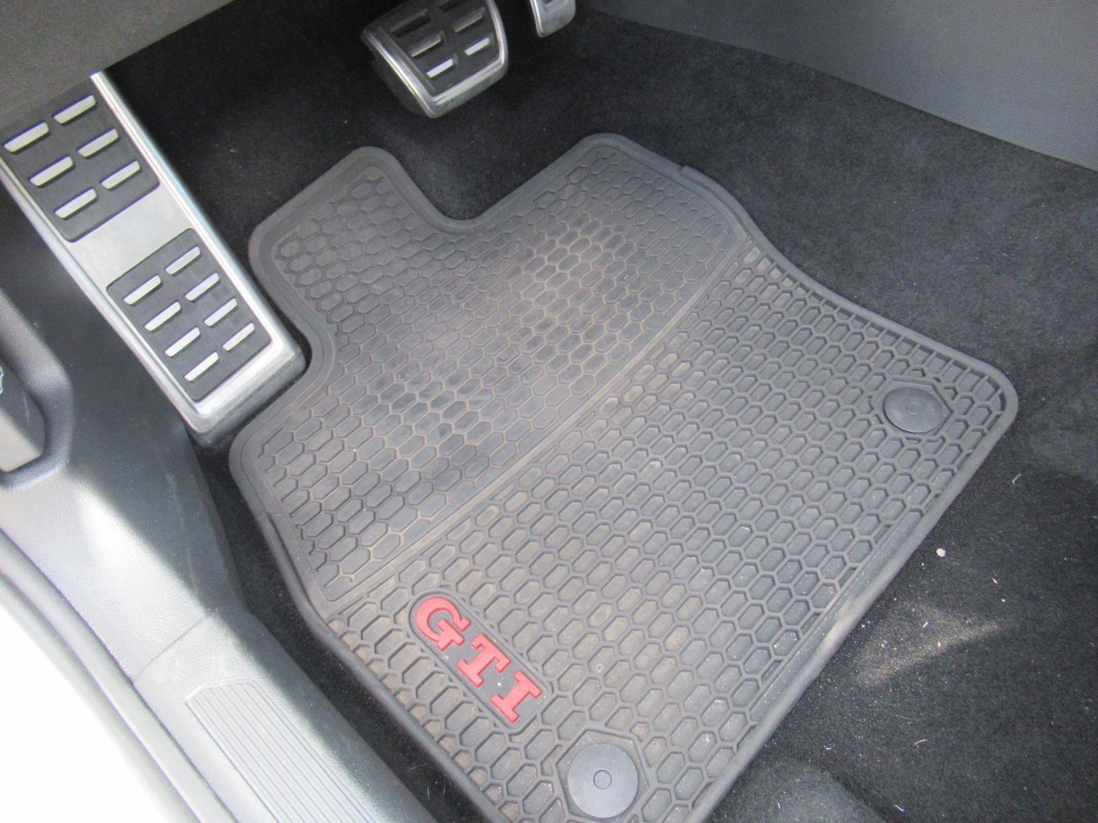 Used 2022 Volkswagen GTI SE FWD image 26