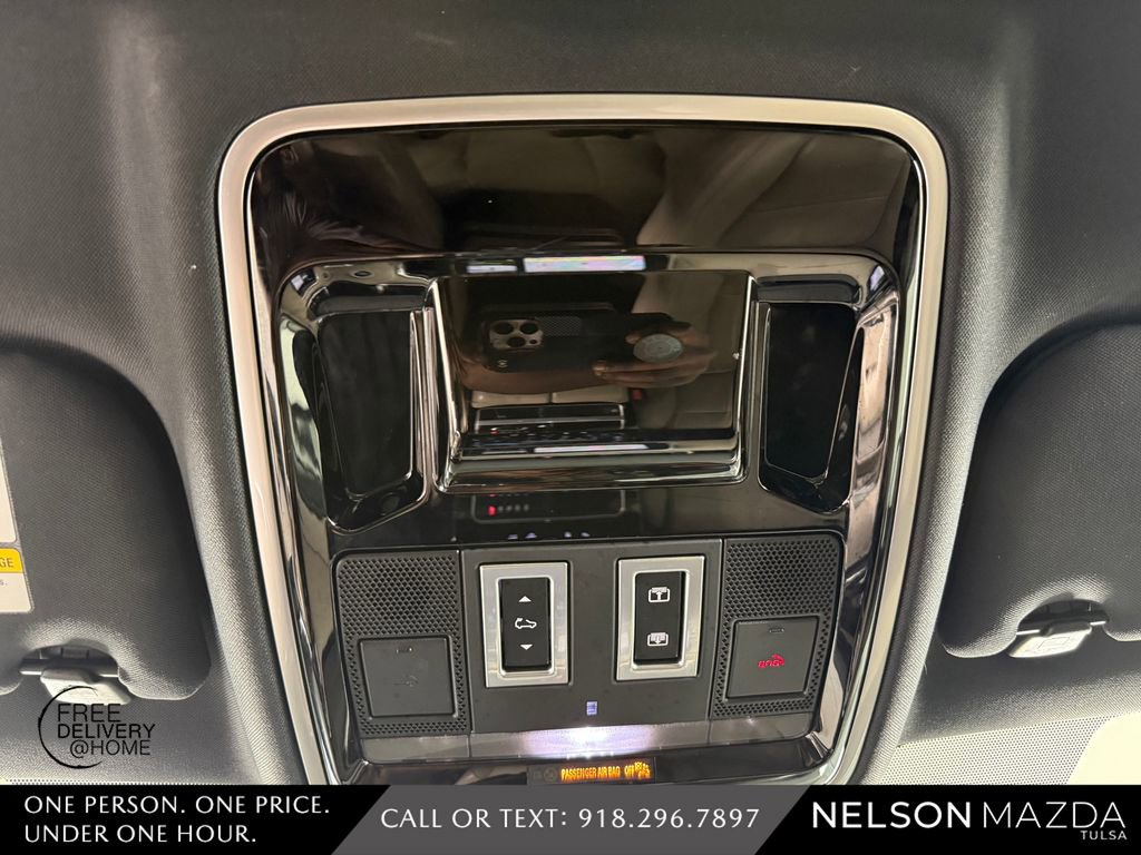 Used 2018 Land Rover Range Rover Velar R-Dynamic HSE AWD/4WD image 32