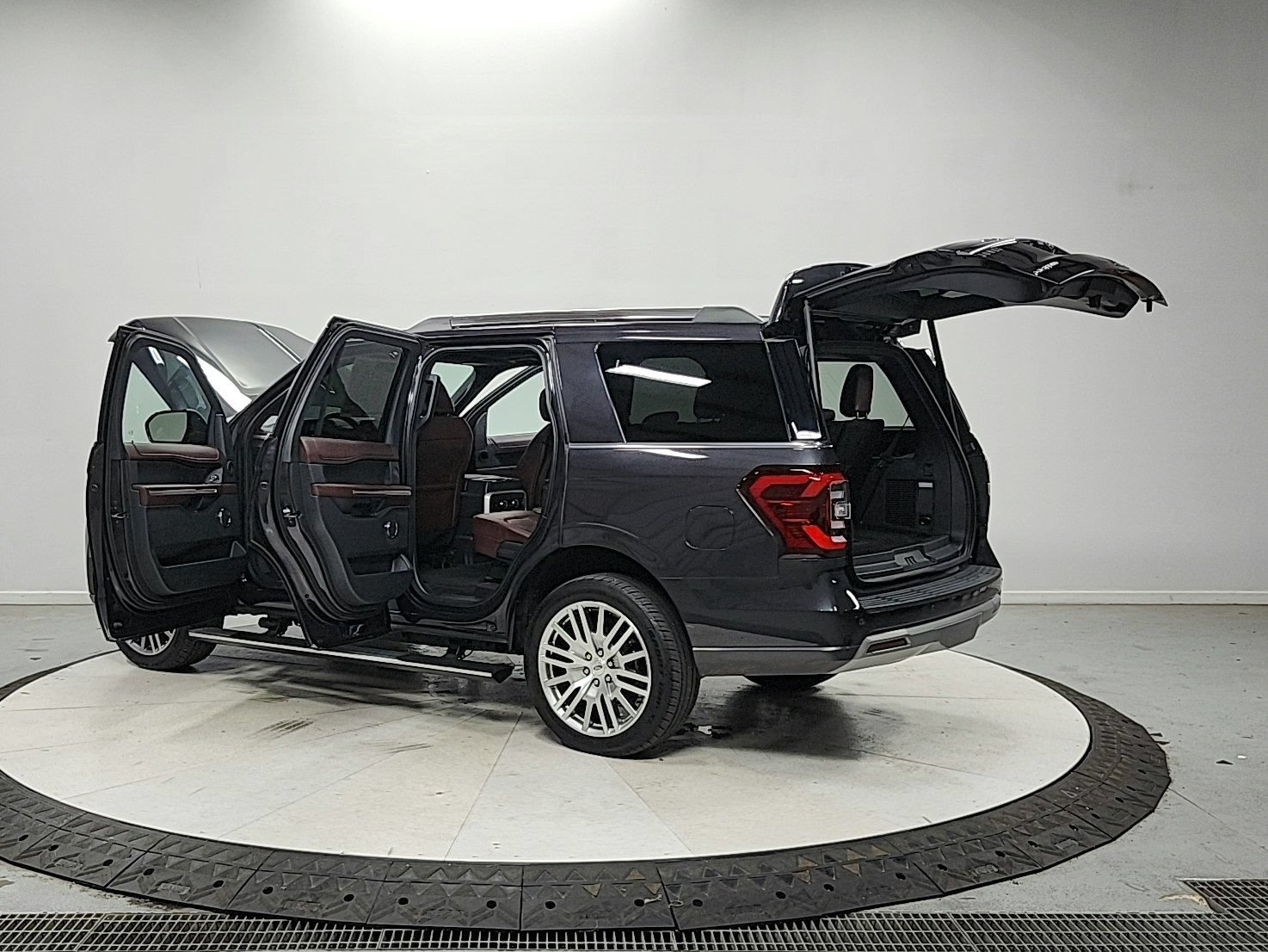 Used 2024 Ford Expedition Limited RWD image 13