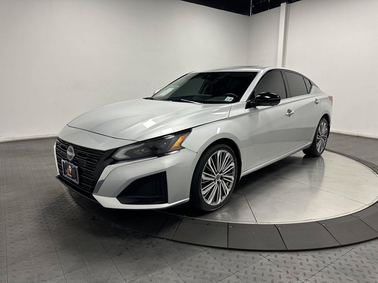Used 2024 Nissan Altima 2.5 SL AWD/4WD image 2