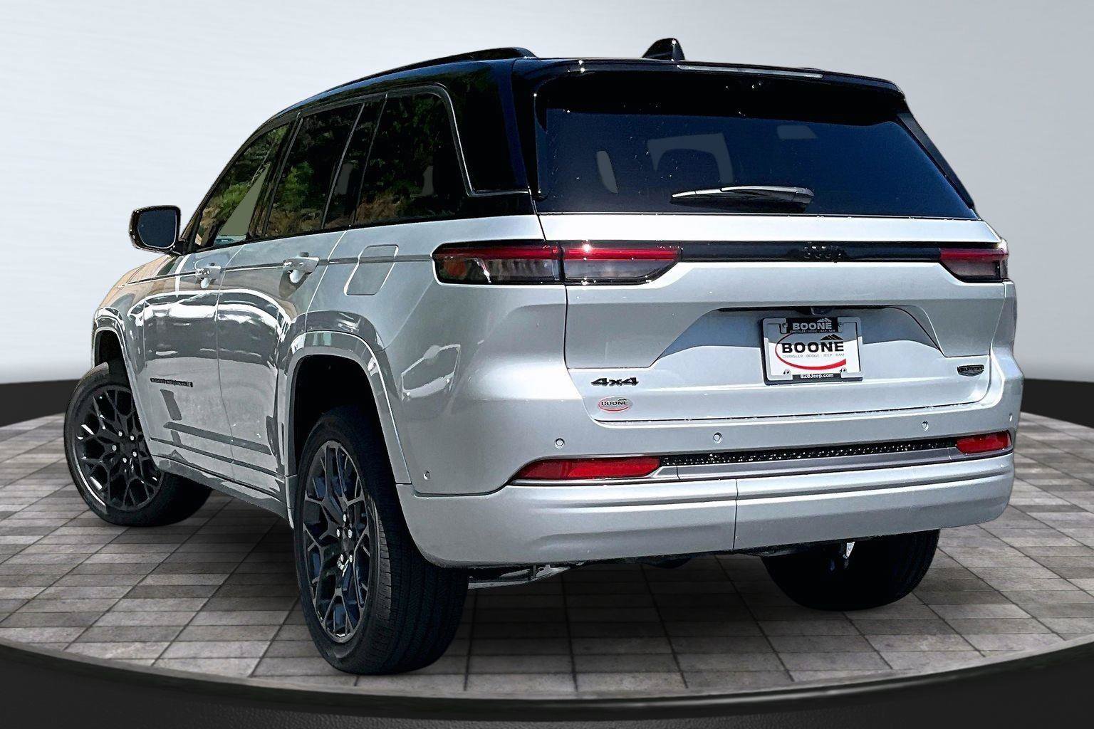 New 2026 Jeep Grand Cherokee Summit w/ Obsidian Package AWD/4WD image 4