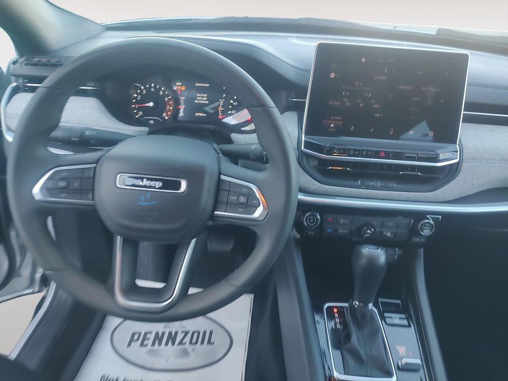 Used 2024 Jeep Compass Latitude image 10