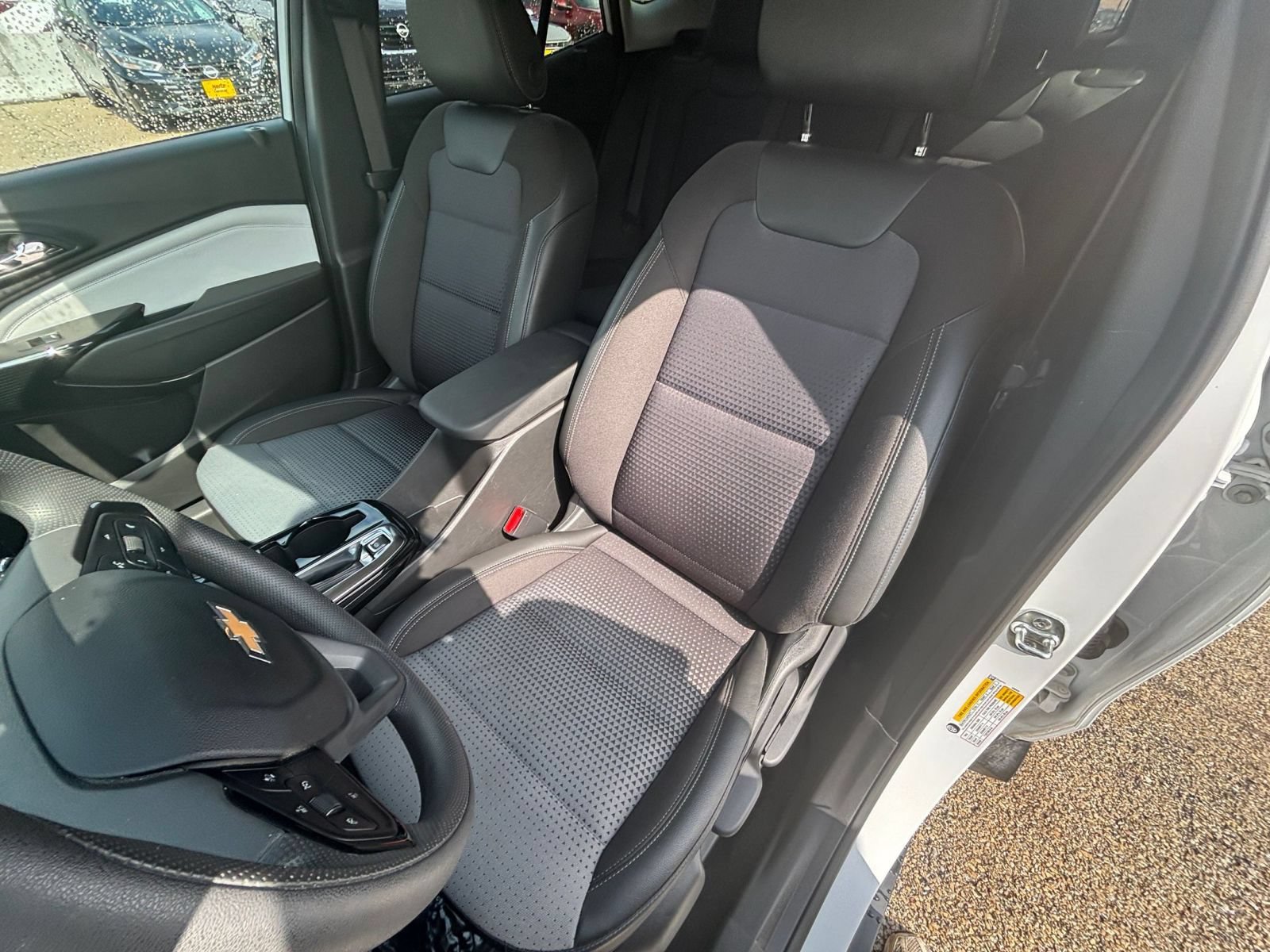 Used 2025 Chevrolet Trax LT FWD image 35