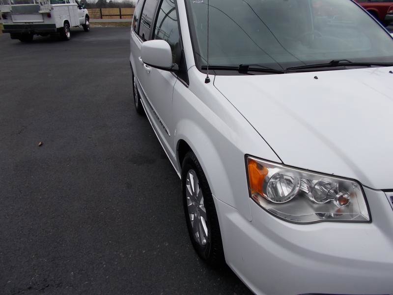 Used 2016 Chrysler Town & Country Touring image 10
