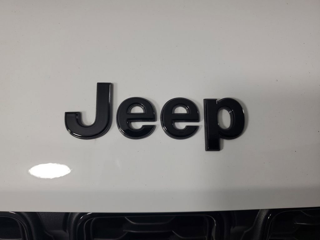 New 2025 Jeep Grand Cherokee Altitude image 10