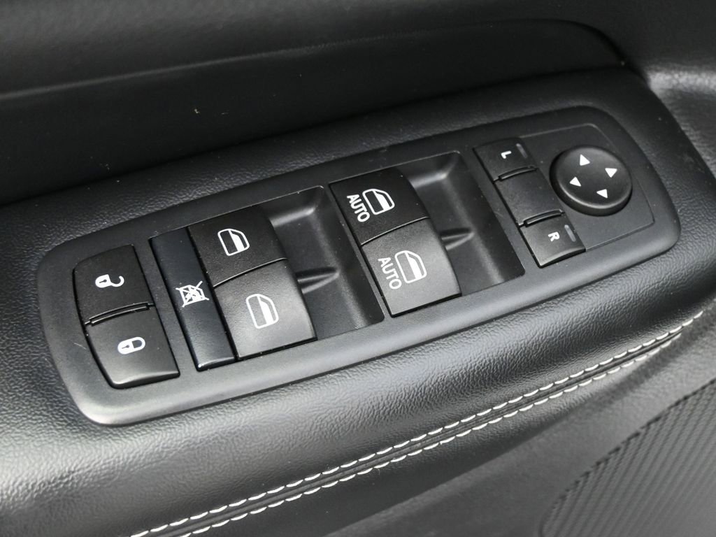 Used 2017 Jeep Grand Cherokee Limited AWD/4WD image 3