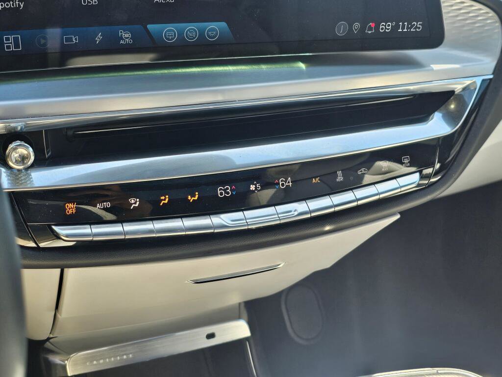 Used 2024 Cadillac Lyriq Sport AWD/4WD image 33
