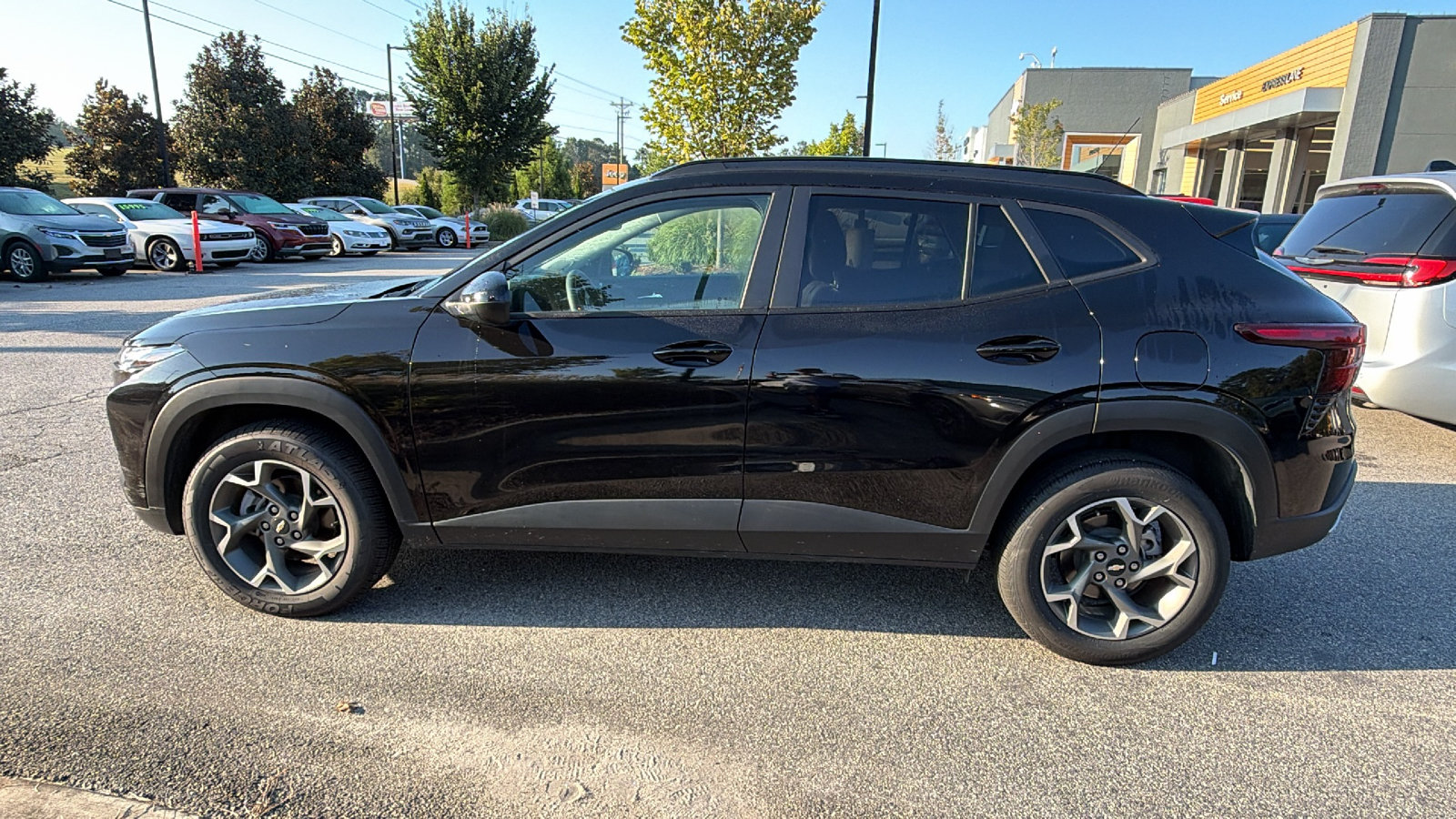 Used 2025 Chevrolet Trax LT FWD image 11