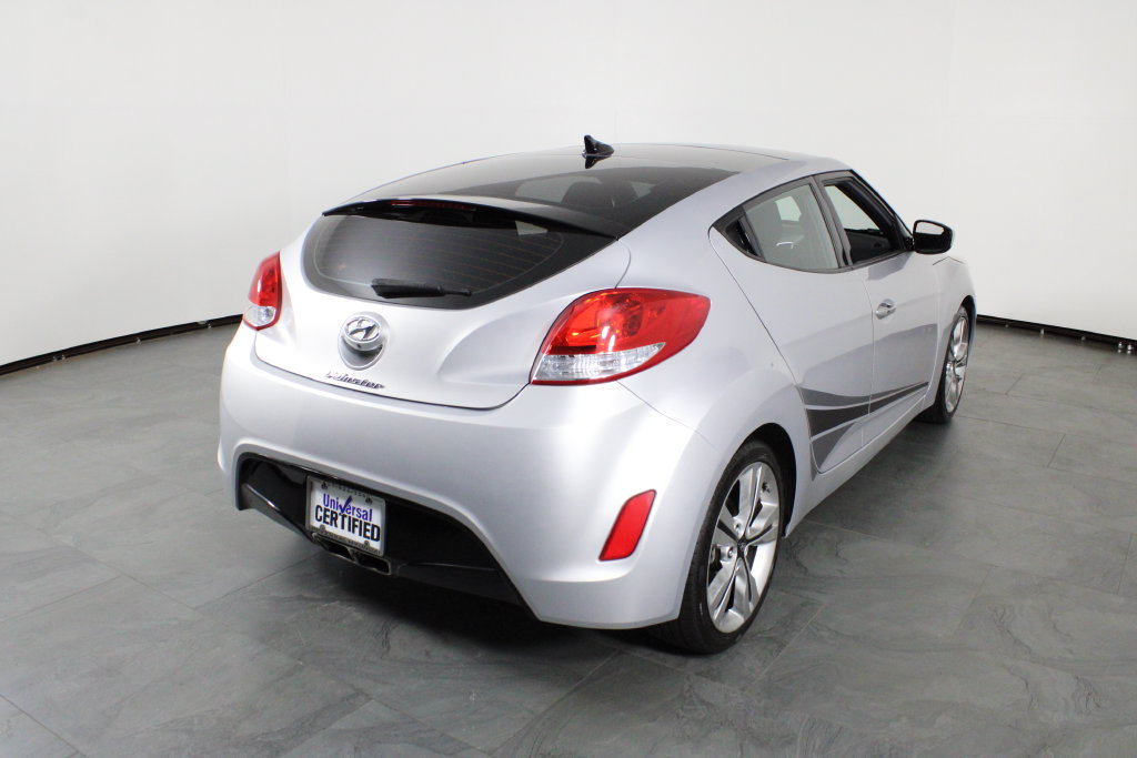 Used 2017 Hyundai Veloster Value Edition w/ Graphic Package (Lower Body) FWD image 3