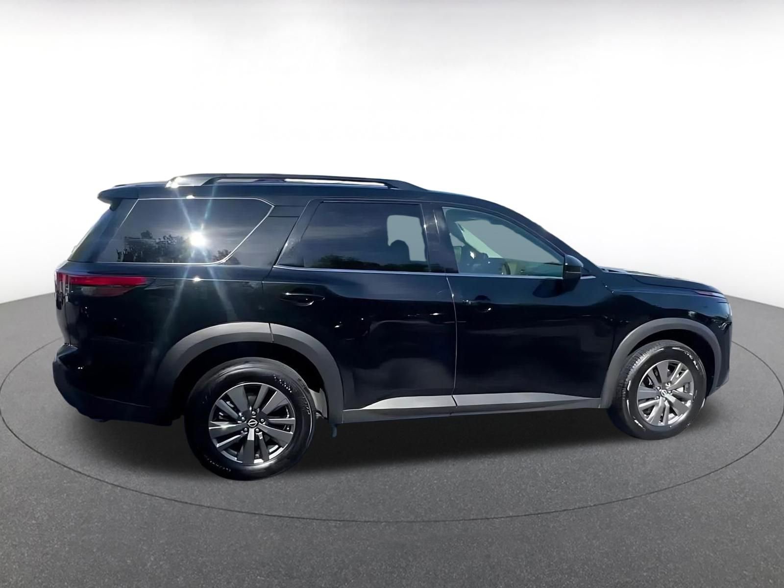 Used 2025 Nissan Pathfinder SV image 15