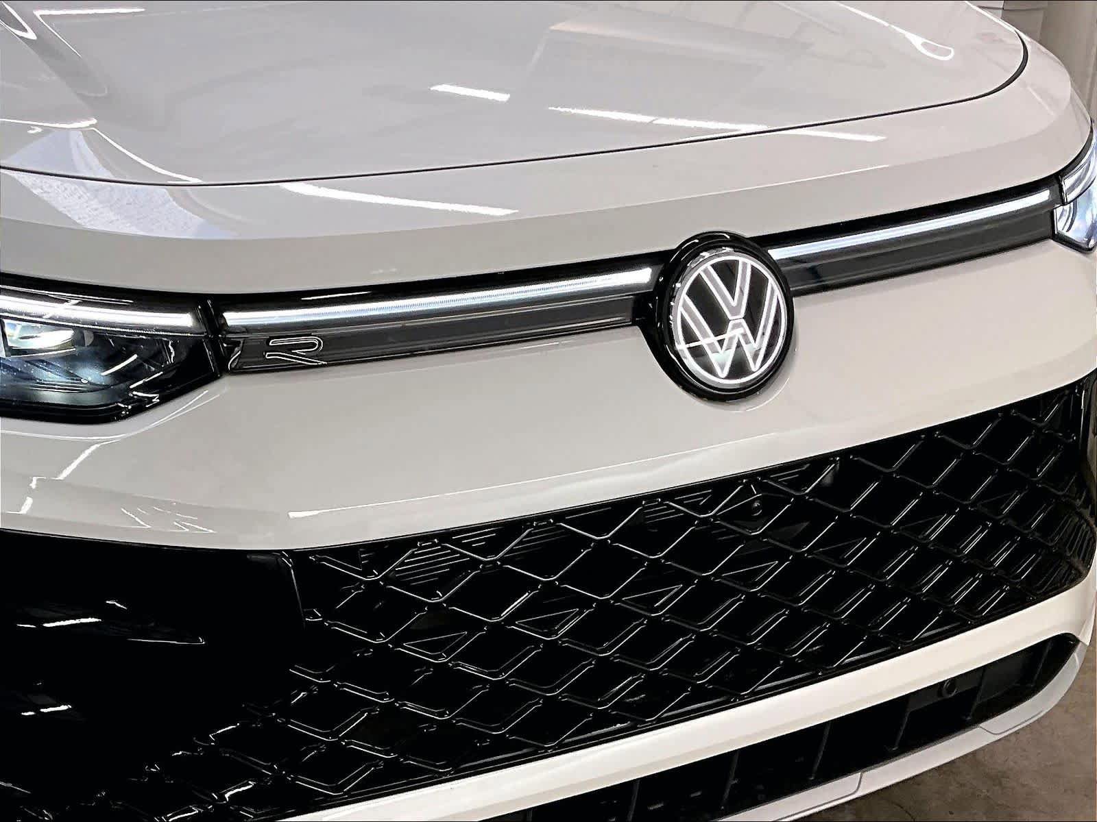 New 2026 Volkswagen Tiguan SEL R-Line AWD/4WD image 34
