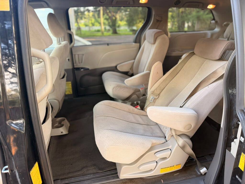 Used 2014 Toyota Sienna LE FWD image 11