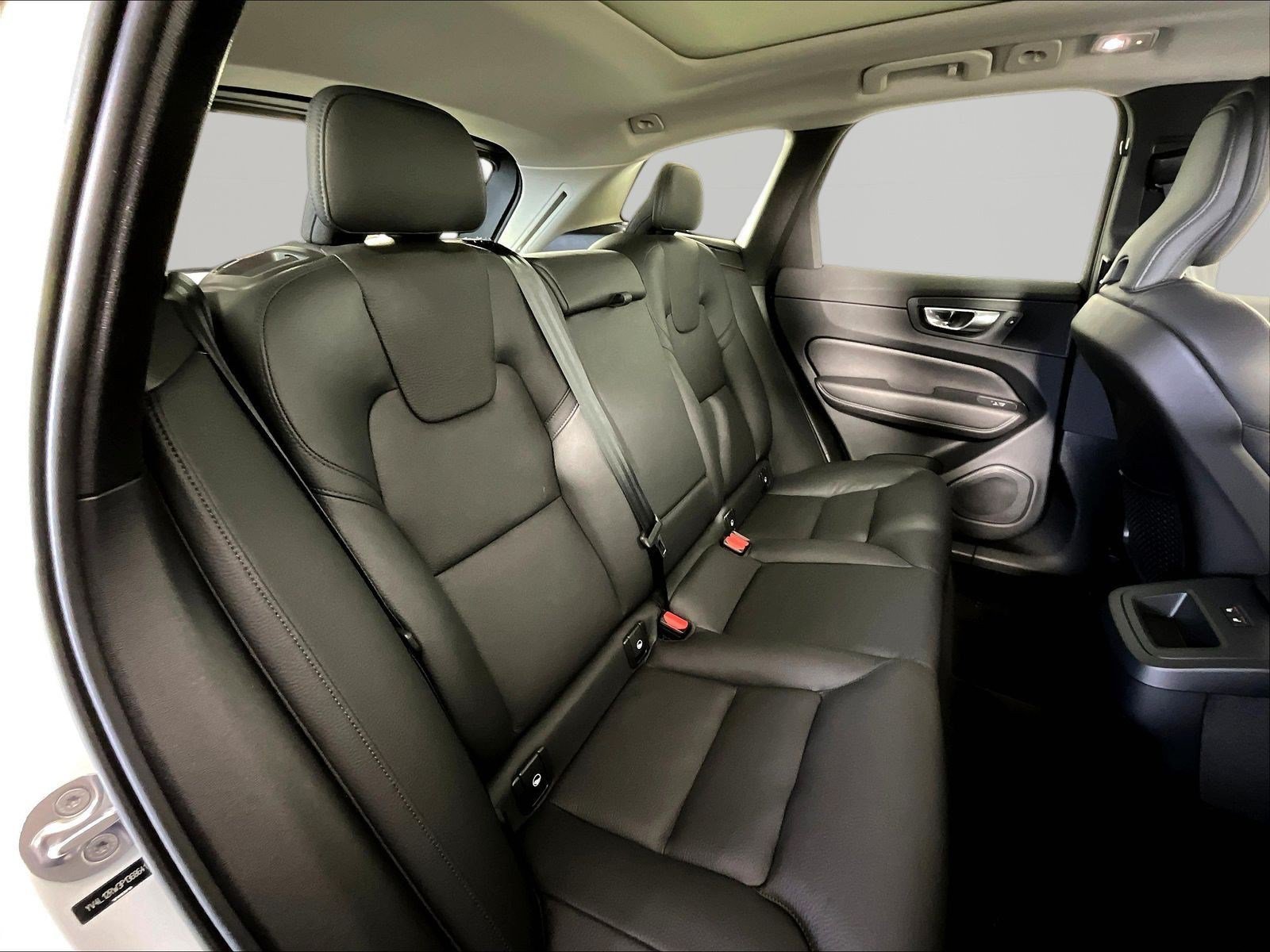 Used 2023 Volvo XC60 B5 Plus AWD/4WD image 25
