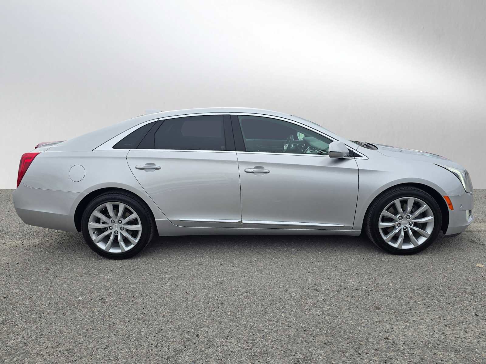 Used 2017 Cadillac XTS Luxury image 2