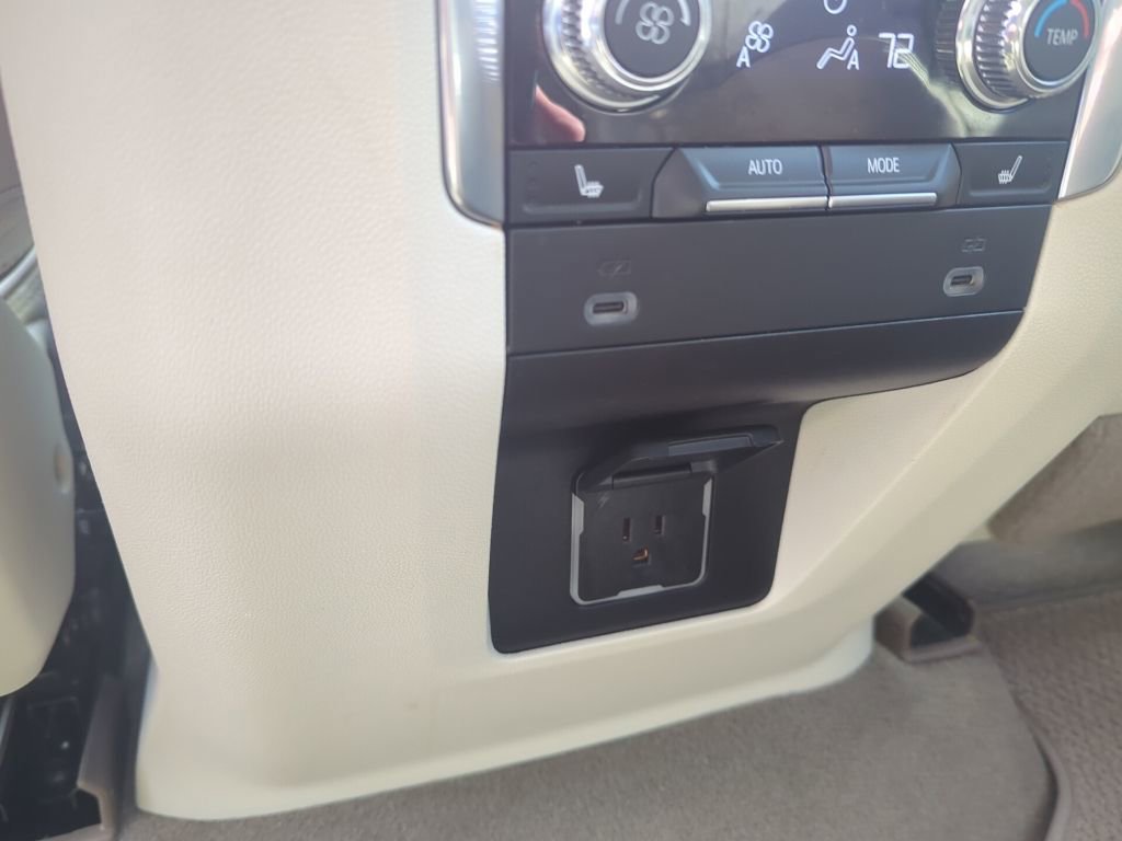 Used 2021 GMC Yukon Denali w/ Denali Premium Package image 22