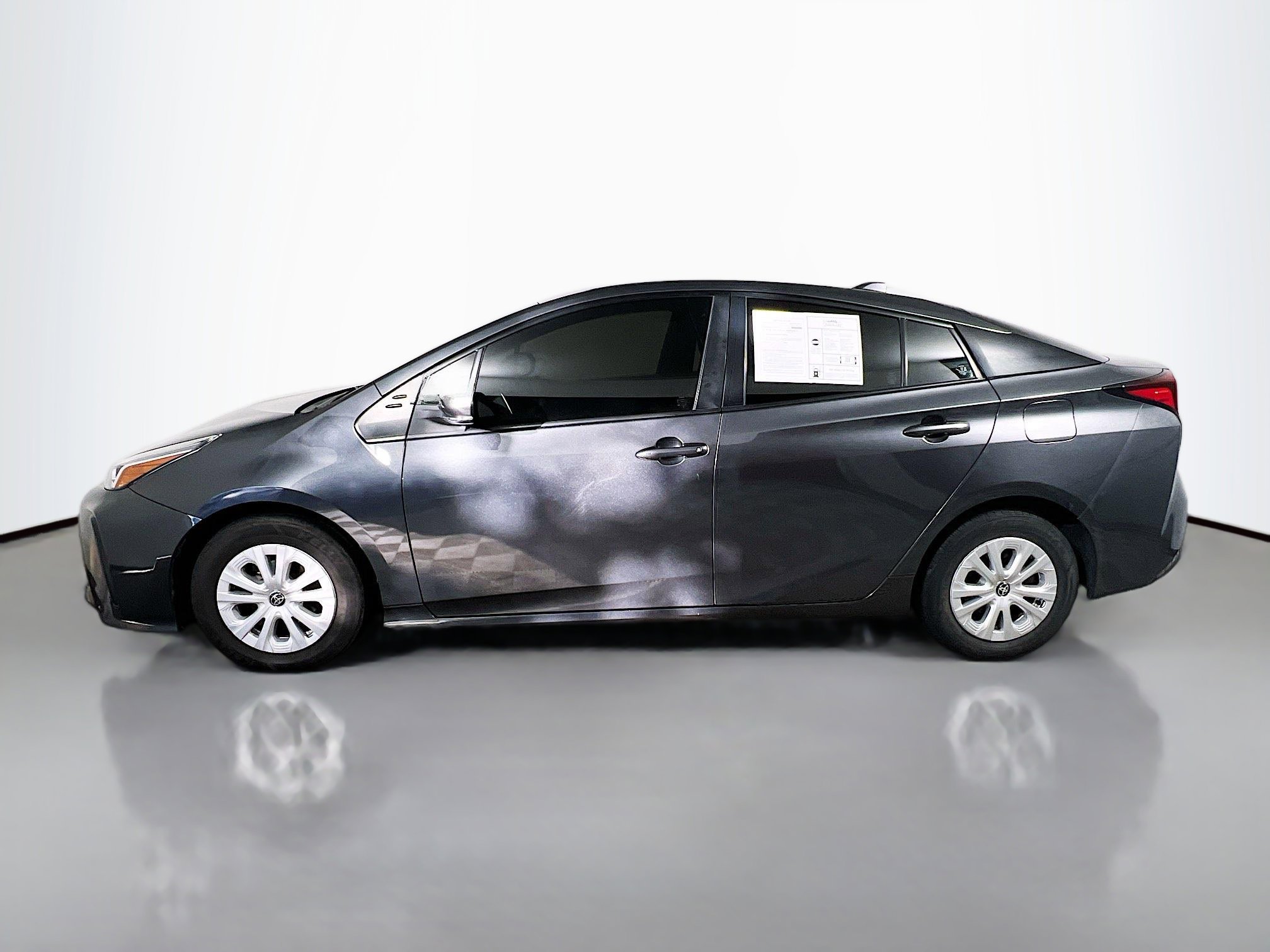 Used 2022 Toyota Prius L Eco image 9