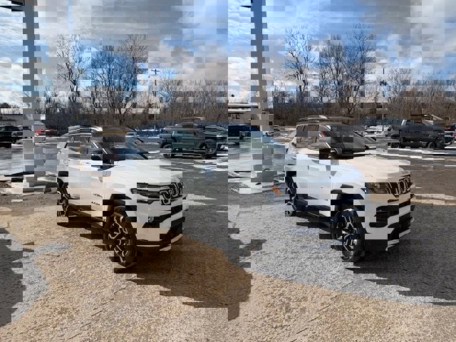 Used 2023 Jeep Compass Limited image 3