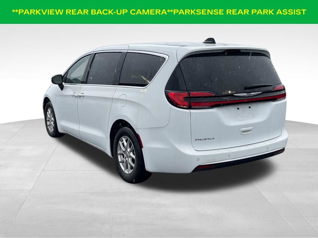 Used 2023 Chrysler Pacifica Touring image 11