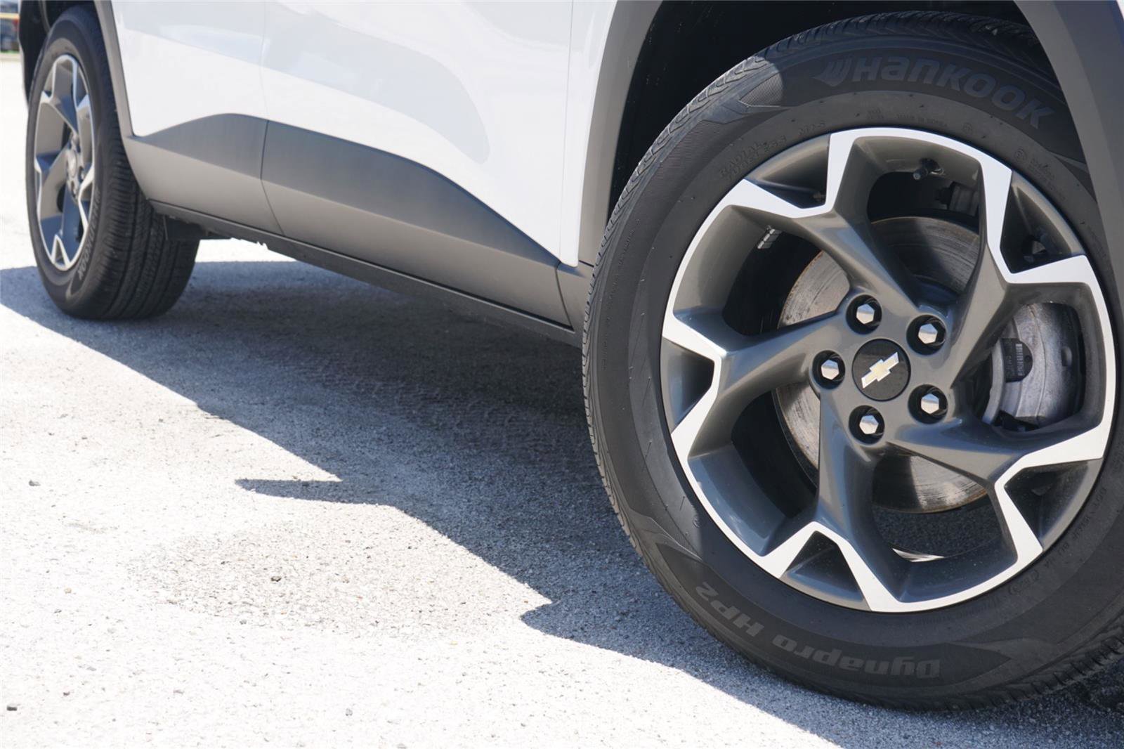 Used 2024 Chevrolet Trax LT FWD image 2