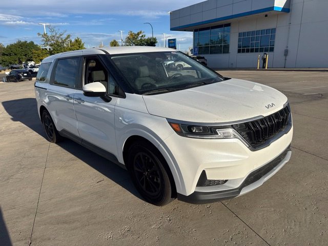 Used 2024 Kia Carnival LX FWD image 3