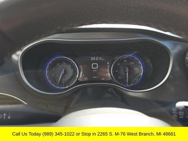 Used 2023 Chrysler Pacifica Touring-L FWD image 16