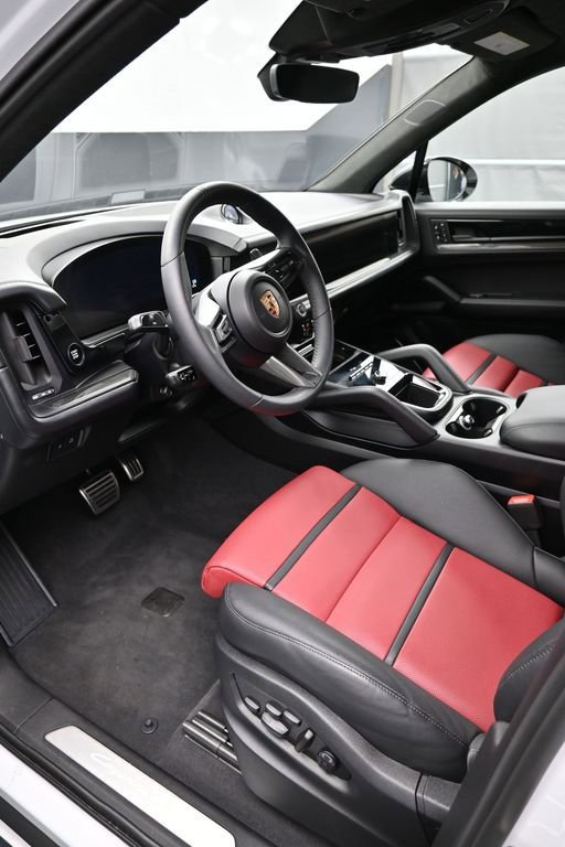 Certified 2025 Porsche Cayenne GTS AWD/4WD image 4