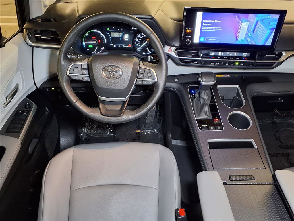 Used 2025 Toyota Sienna XLE image 14