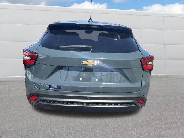 Used 2025 Chevrolet Trax LS w/ LS Convenience Package FWD image 4